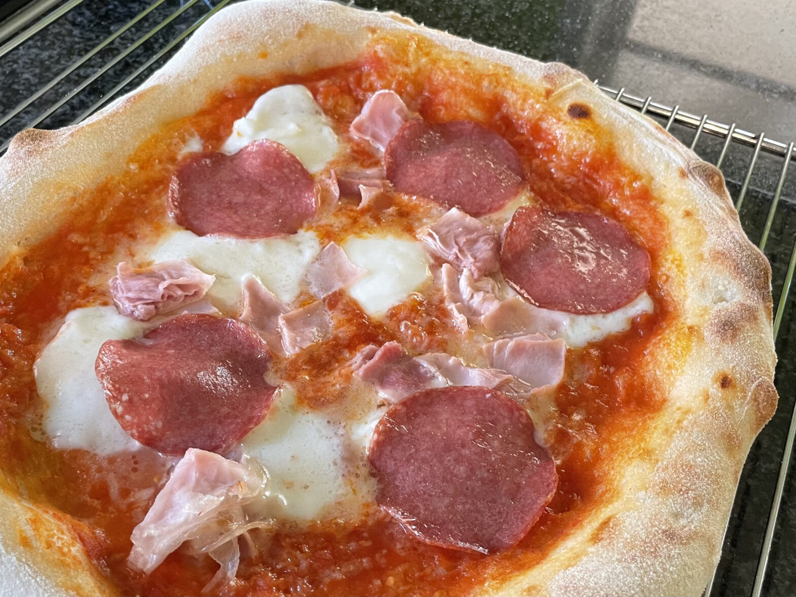 Pizza belegt mit Salami und Schinken